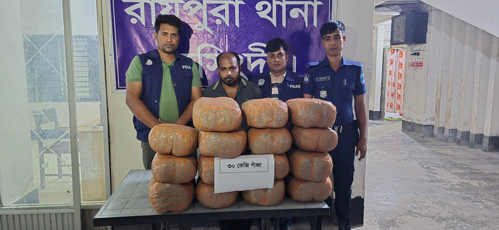 রায়পুরায় পৃথক অভিযানে ৩৫ কেজি গাঁজা ও ইয়াবাসহ গ্রেপ্তার ৩
