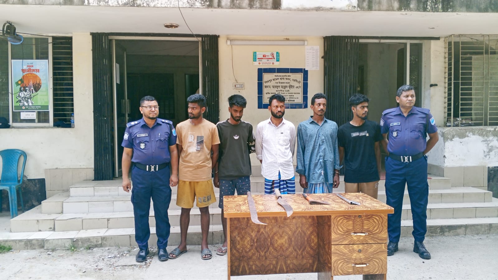 শিবপুরে ডাকাতির প্রস্তুতিকালে ৫ জন গ্রেপ্তার, পিকআপ ও দেশীয় অস্ত্র উদ্ধার